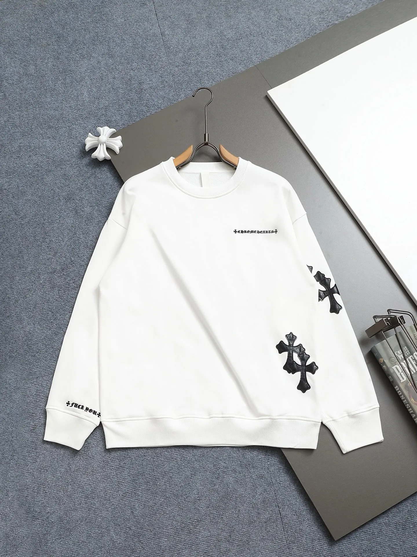 P230 Chrome hearts ch Chrome hearts cross leather embroidered round neck sweatshirt, large version, loose and stylish, low version, slim version, upper body and crotch pull, 100% commitment: top quality, not fast food, the highest version on the market, top quality, 420 grams, 26 custom-dyed double yarn cotton, same style for men and women, complete with three standards. Color: Black White Size: XS-L